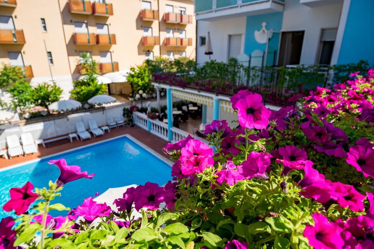 Dei Fiori - Sul Mare Con Piscina 3* Viserbella di Rimini